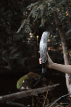 Charger l&#39;image dans la galerie, Handcrafted Drinking Horn
